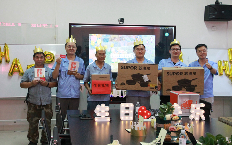 抽獎(jiǎng)環(huán)節(jié)，王總頒獎(jiǎng)