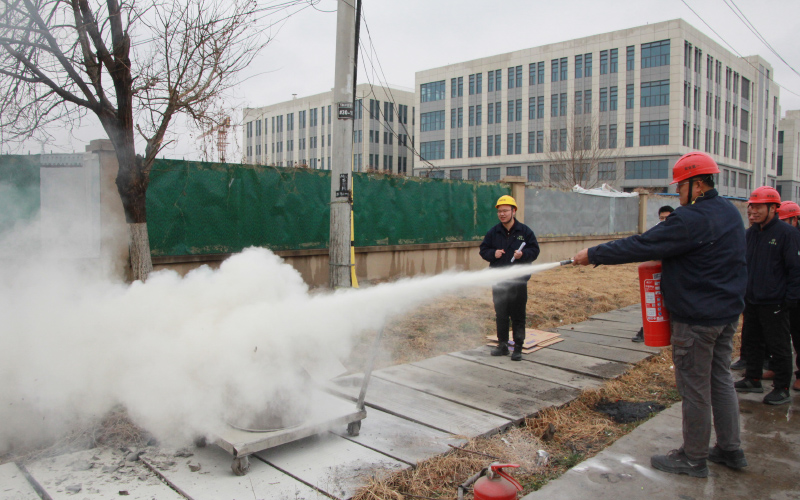 新同事練習(xí)滅火器的使用