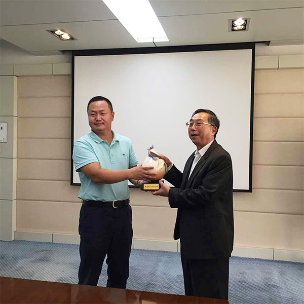 歌爾股份副董事長、總裁姜龍先生與奇美許春華董事長互贈(zèng)禮品