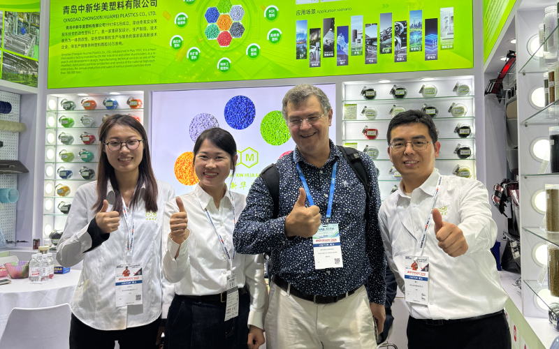 展會現(xiàn)場合影