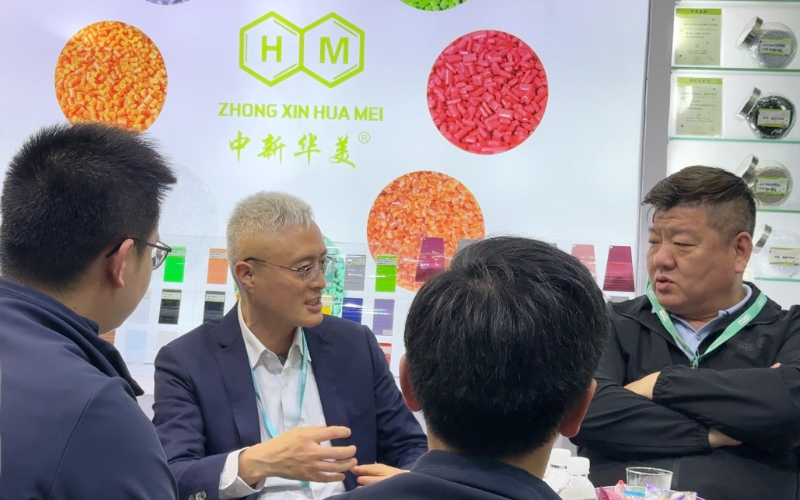 展會現(xiàn)場與奇美領導同事交流