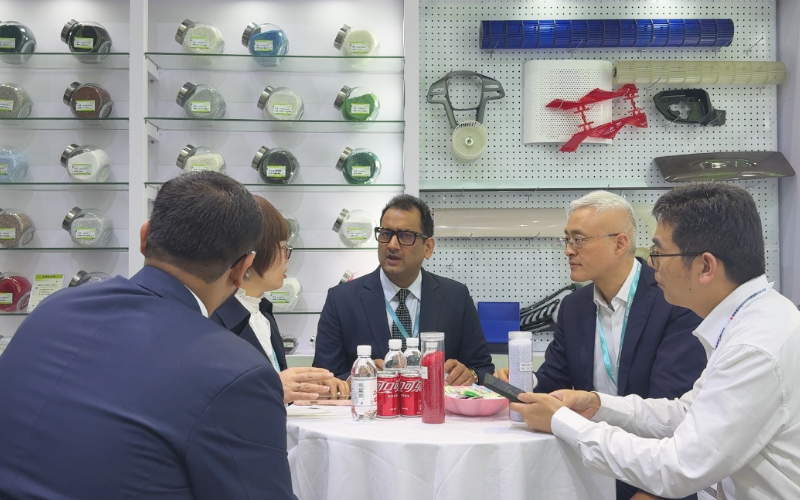 燃爆上海橡塑展｜超31萬觀眾齊聚盛會，眾多海外客商蒞臨中新華美展位洽談改性塑料合作