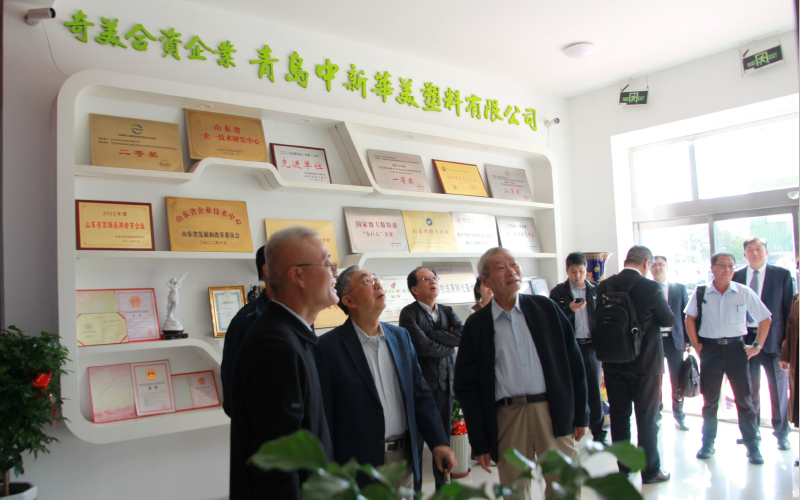熱烈歡迎奇美實業(yè)許春華董事長一行蒞臨青島中新華美視察指導(dǎo)