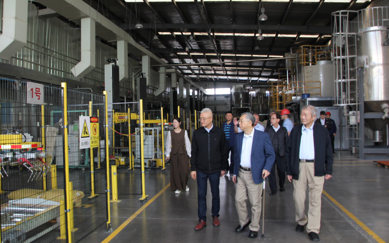 奇美實業(yè)許春華董事長參觀車間