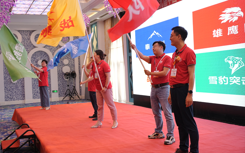 第九屆牛商爭(zhēng)霸賽山東戰(zhàn)區(qū)指導(dǎo)員、山東牛商匯會(huì)長(zhǎng)、青島中新華美總經(jīng)理王東先生為山東戰(zhàn)區(qū)各戰(zhàn)隊(duì)授戰(zhàn)旗