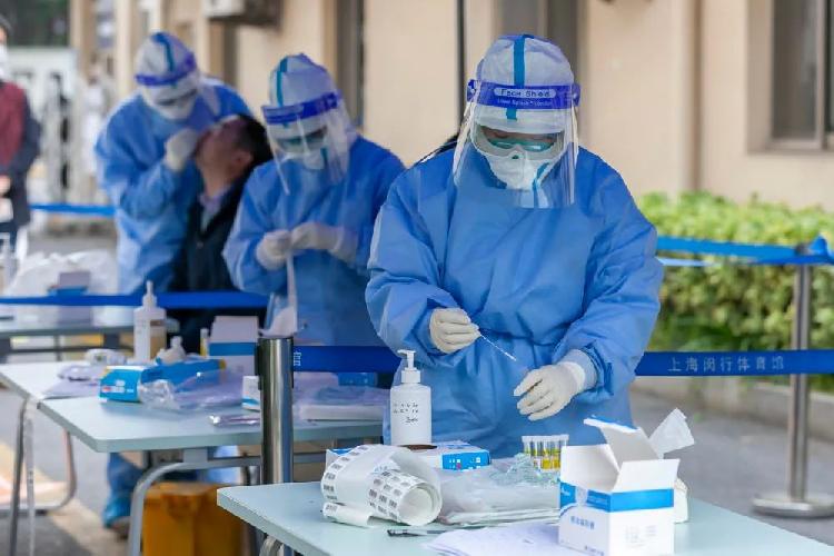 筑牢疫情防控線，青島中新華美為您定制生產核酸檢測用試劑卡殼料!