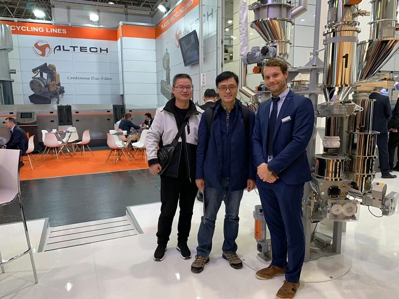 中新華美總經(jīng)理王東先生、生產(chǎn)技術(shù)部郭彬副經(jīng)理同設(shè)備供應(yīng)商交流