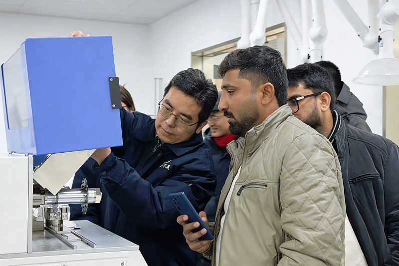 參觀研發(fā)實驗室