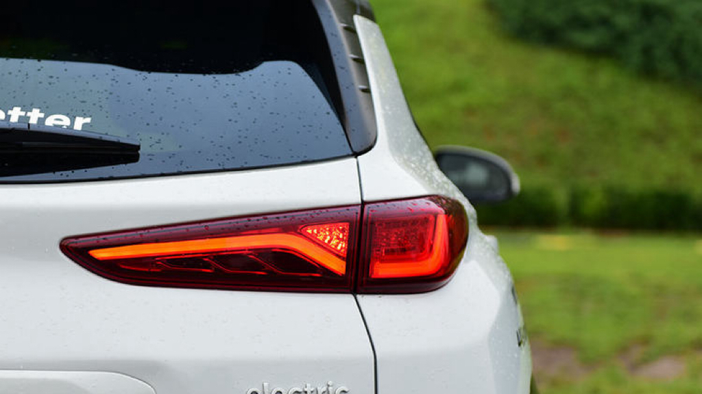 汽車(chē)尾燈專(zhuān)用染色亞克力材料：高透光耐候，適配車(chē)燈安全與外觀(guān)需求