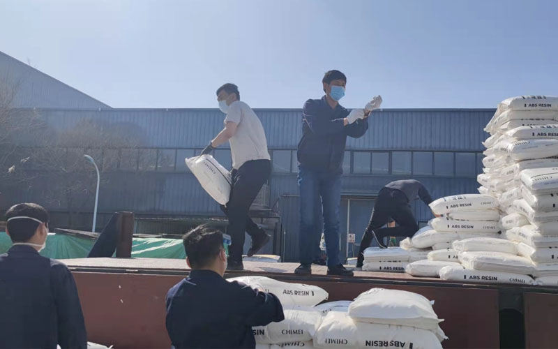 為落實封閉式管理，謝絕了外包裝卸隊入場，3月14日青島中新華美總經理助理韓學林、張彩城親自帶領同事裝卸物料200余噸