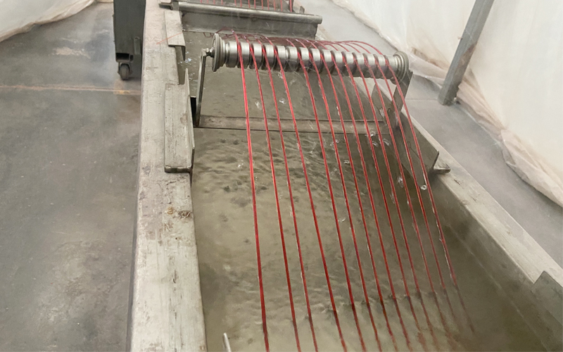 正在生產(chǎn)染色亞克力材料的8號(hào)線(xiàn)