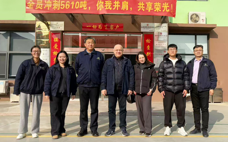 俄羅斯客戶來訪合影留念