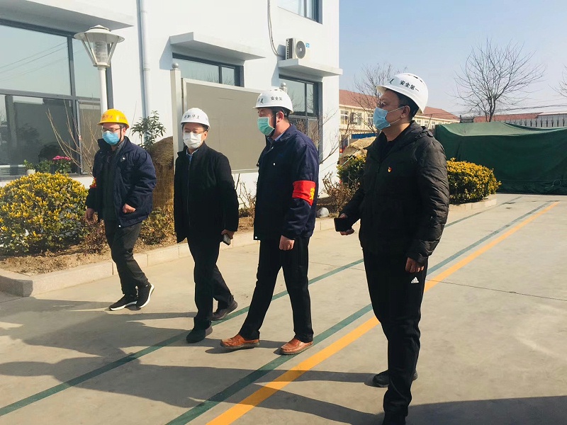 街道有關(guān)領(lǐng)導(dǎo)，深入一線，來(lái)到青島中新華美檢查復(fù)工有關(guān)情況
