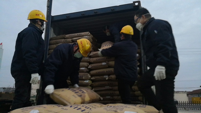 公司領(lǐng)導(dǎo)等在青同事，自發(fā)卸貨--中新華美改性塑料