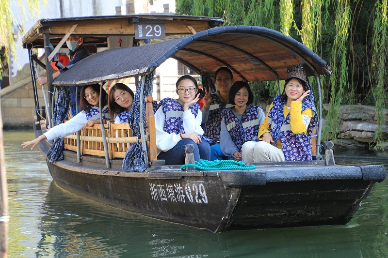 坐上西塘的搖擼船，體驗了水鄉(xiāng)西塘的慢時光