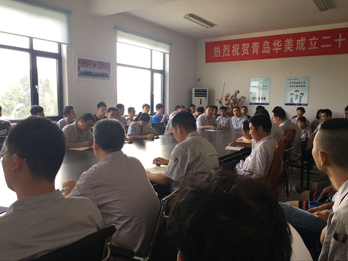 副總經(jīng)理張炳訓(xùn)在會議現(xiàn)場講解安全生產(chǎn)知識