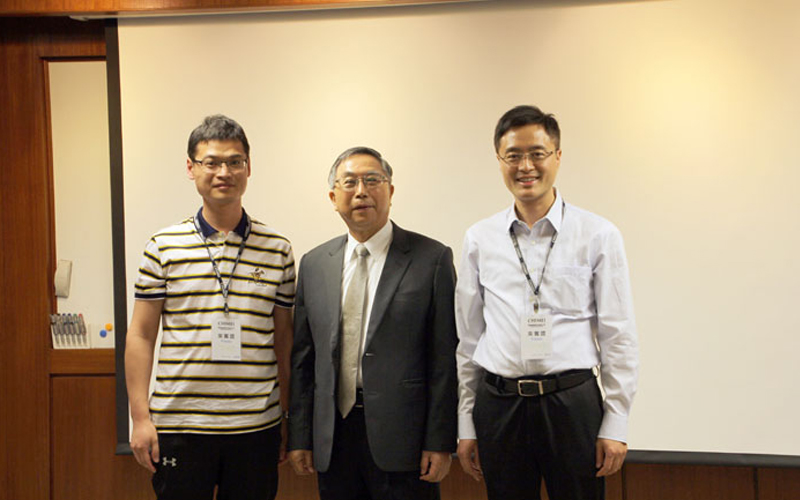 奇美集團(tuán)董事長(zhǎng)許春華（中）與總經(jīng)理王東（右）合影