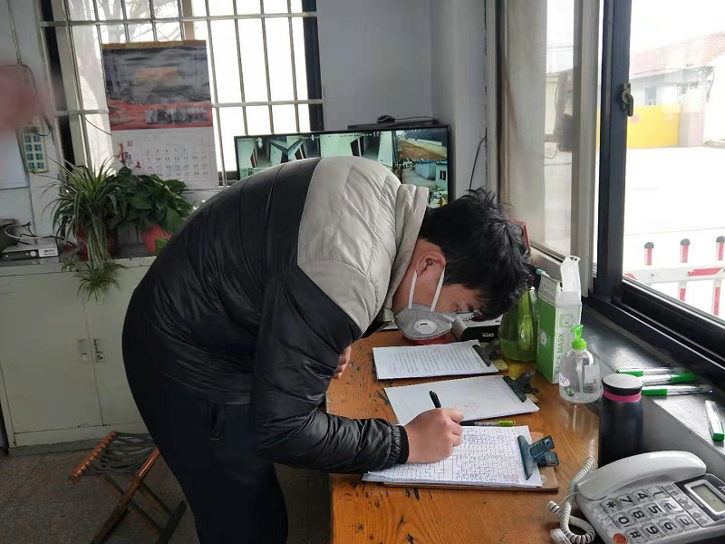 進入公司人員要測量體溫、記錄表格