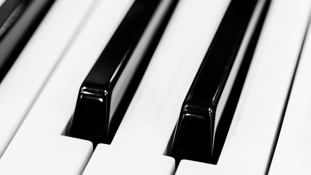 鋼琴鍵為何選擇高光黑ABS材料？揭秘其背后的性能優(yōu)勢