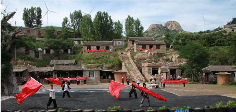 觀看地雷戰(zhàn)實(shí)景演出