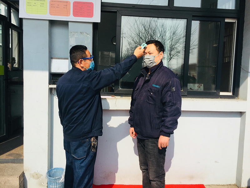 進入公司人員進行嚴(yán)密測溫、消毒