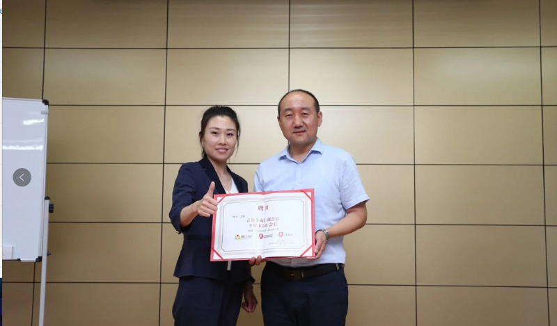 （單仁資訊山東分公司營(yíng)銷總監(jiān)-王陽為金總頒發(fā)青島牛商匯副會(huì)長(zhǎng)兼平度牛商匯分匯會(huì)長(zhǎng) 證書）