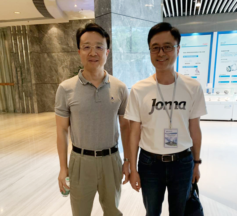 中新華美總經(jīng)理王東先生并與大族激光科技產(chǎn)業(yè)集團(tuán)股份有限公司董事長助理、監(jiān)事會(huì)主席王磊先生進(jìn)行合影留念。