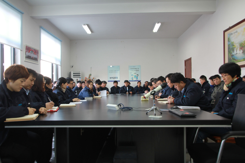 公司總經(jīng)理王東先生強(qiáng)調(diào)公司要對每一位員工負(fù)責(zé)、對公司負(fù)責(zé)，公司要安全生產(chǎn)，各個工段不違規(guī)操作，以及可能存在的安全隱患，安全第一。