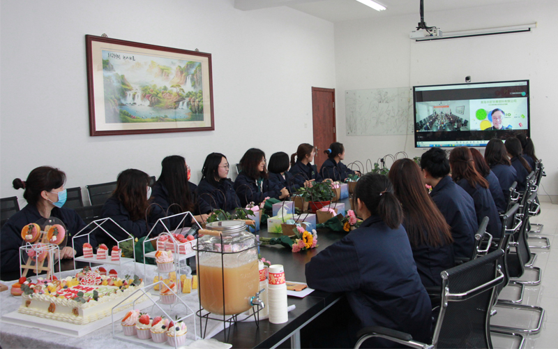 公司王東總經(jīng)理在隔離期間依舊不忘給大家準(zhǔn)備節(jié)日禮物、送上祝福！