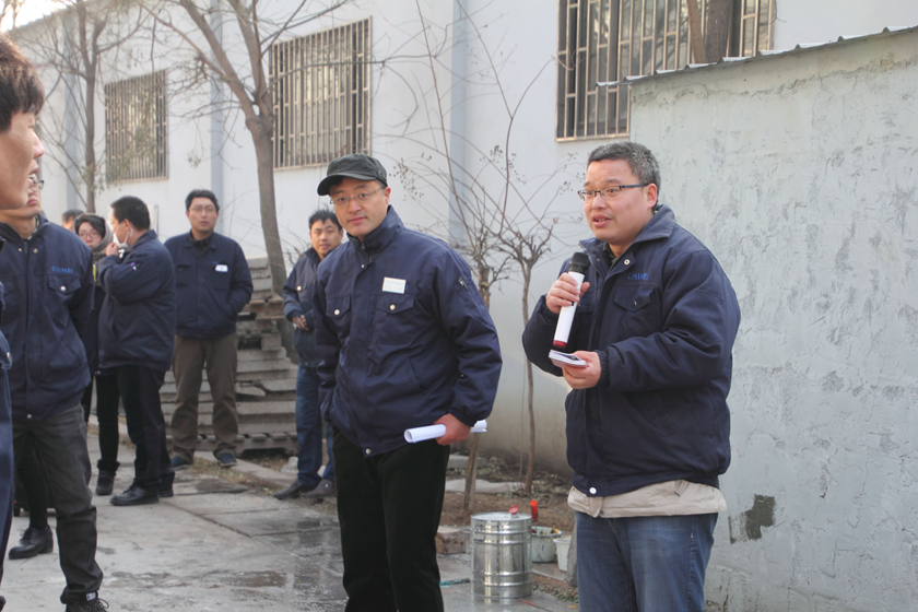 安全員對工務(wù)?；穫}庫的消防做點評