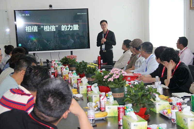 王東總針對(duì)傳統(tǒng)企業(yè)轉(zhuǎn)型成功的關(guān)鍵點(diǎn)、企業(yè)網(wǎng)絡(luò)運(yùn)營(yíng)中可以避免的坑等方面展開(kāi)分享