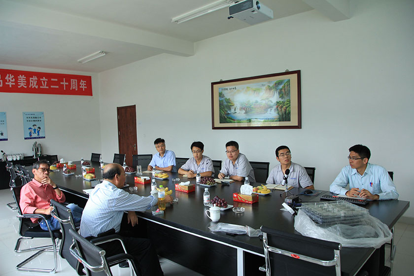 公司副董事長、臺(tái)灣奇美研發(fā)總處薛東弼副總經(jīng)理做技術(shù)指導(dǎo)