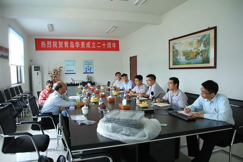 公司副董事長、臺(tái)灣奇美研發(fā)總處薛東弼副總經(jīng)理做技術(shù)指導(dǎo)