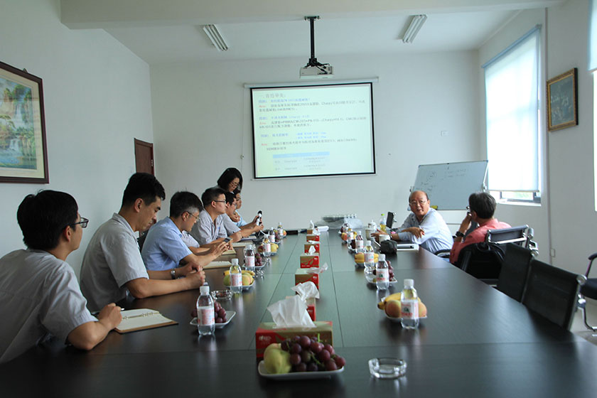 公司副董事長、臺(tái)灣奇美研發(fā)總處薛東弼副總經(jīng)理做技術(shù)指導(dǎo)