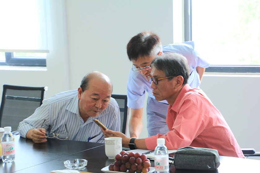 公司副董事長、臺(tái)灣奇美研發(fā)總處薛東弼副總經(jīng)理做技術(shù)指導(dǎo)