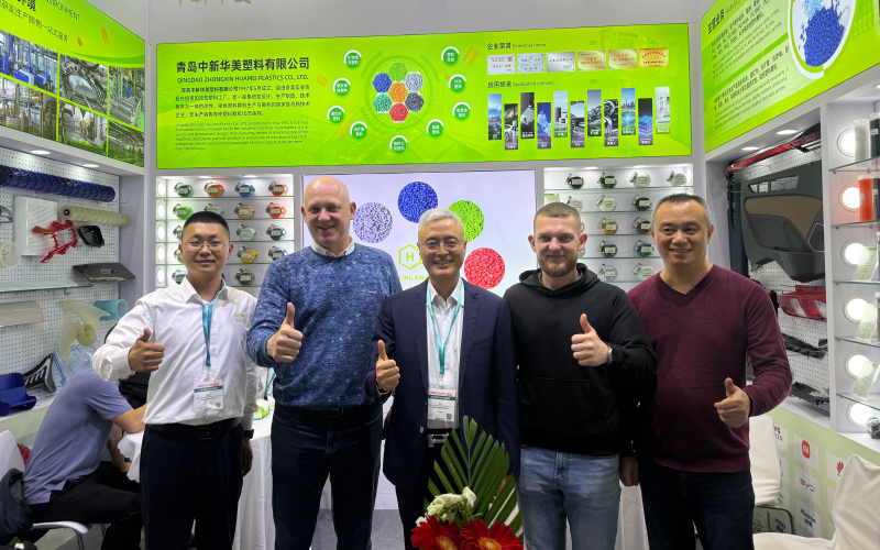 青島中新華美總經(jīng)理王東與注塑廠客戶合影留念