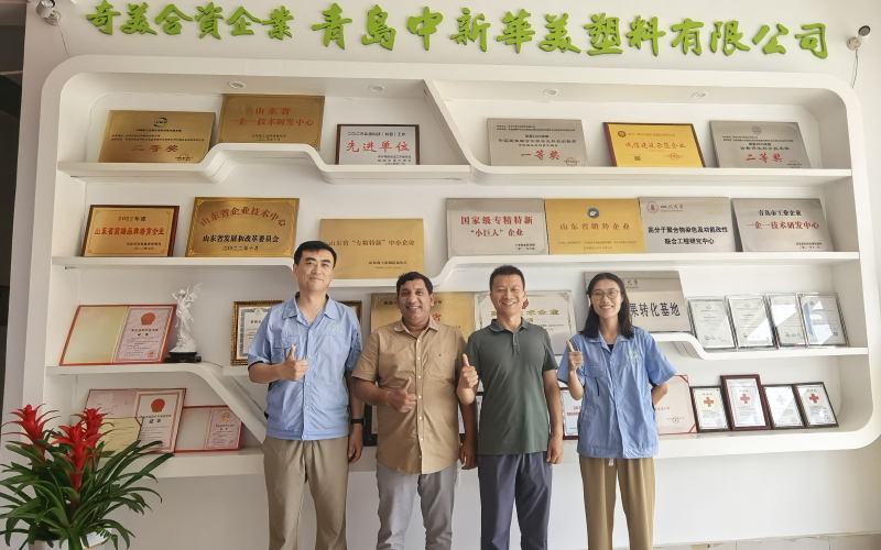 國(guó)外客戶合影