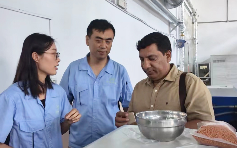 國(guó)外客戶參觀研發(fā)車間