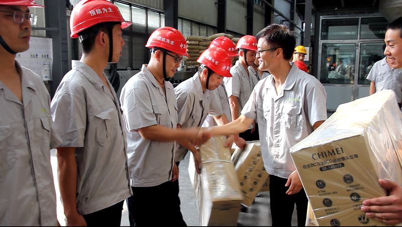 王總為獲獎(jiǎng)隊(duì)伍頒獎(jiǎng)-中新華美，您身邊的改性塑料專家